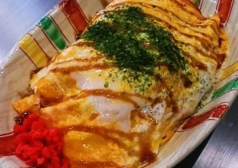 玉子で包んだ焼きそばに、ソースと青のり、紅しょうが